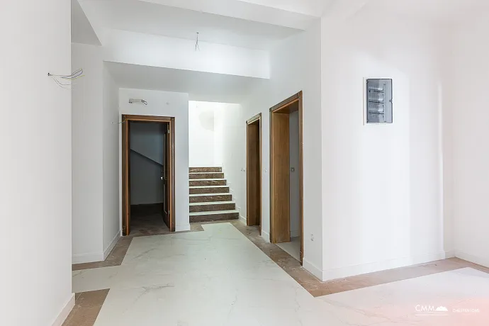 Eine luxuriöse dreistöckige Villa in erster Meereslinie in Kotor